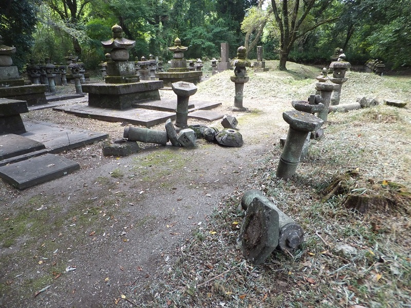 石灯籠が倒れている様子