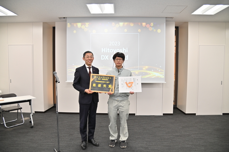 地域課題解決型DX部門 最優秀賞の受賞者と市長の写真