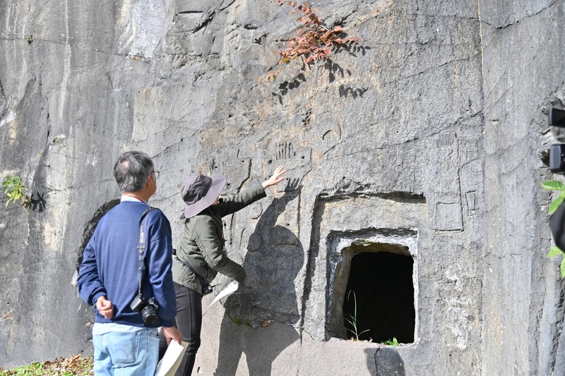 大村横穴群を見学する様子