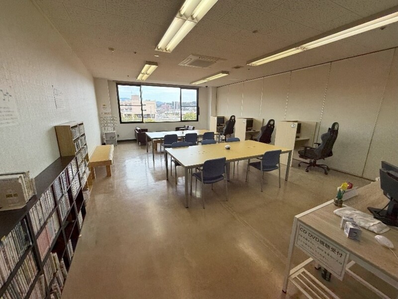 視聴覚室【出入口：右手前】.jpg