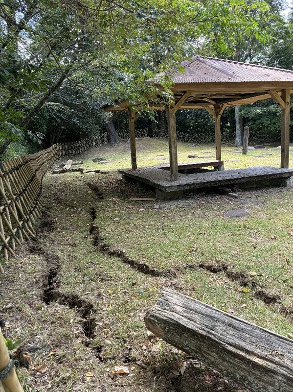 休憩所近くの地面がひび割れている様子