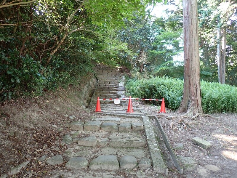 人吉城跡へ上る階段が封鎖されている様子