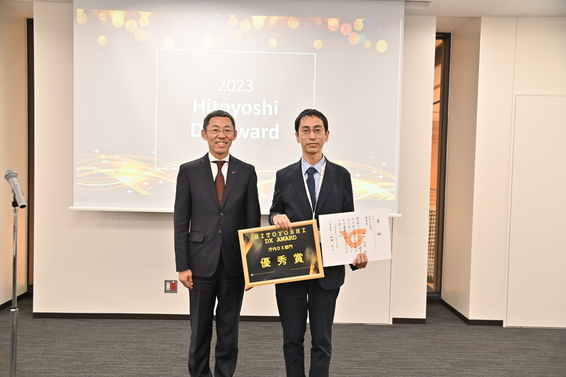 庁内DX部門 優秀賞の受賞者と市長の写真