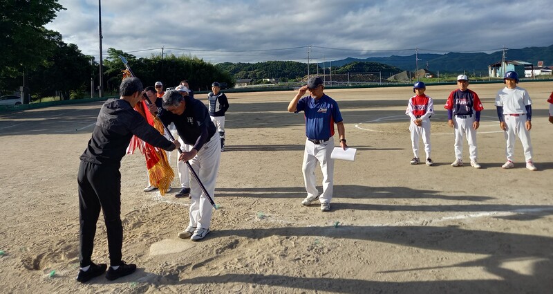熟年の部優勝旗授与（人吉クラブ）.jpg