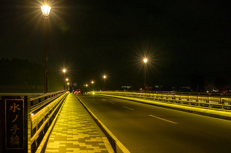 黄色に点灯する水の手橋を橋の上から撮影した写真