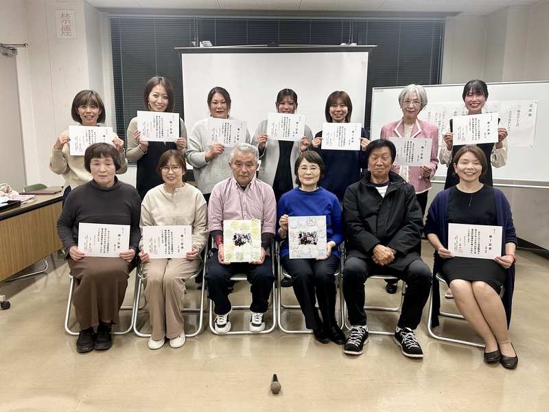 受講証明書を手にした集合写真