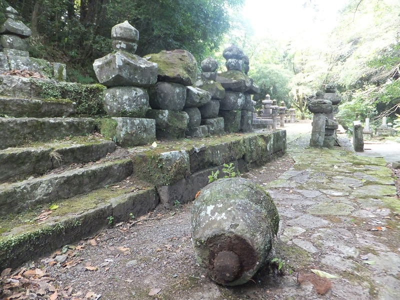 墓石の一部が地面に転がっている様子