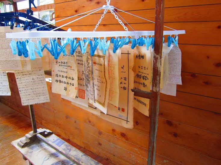 写真の応急処置の画像、洗濯ばさみで吊るしている様子