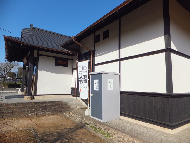 スタンプを設置してあるコンテナを右側から撮影した写真