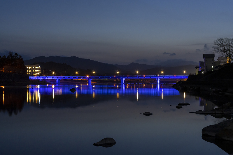 青く点灯した水の手橋を遠くから撮影した写真
