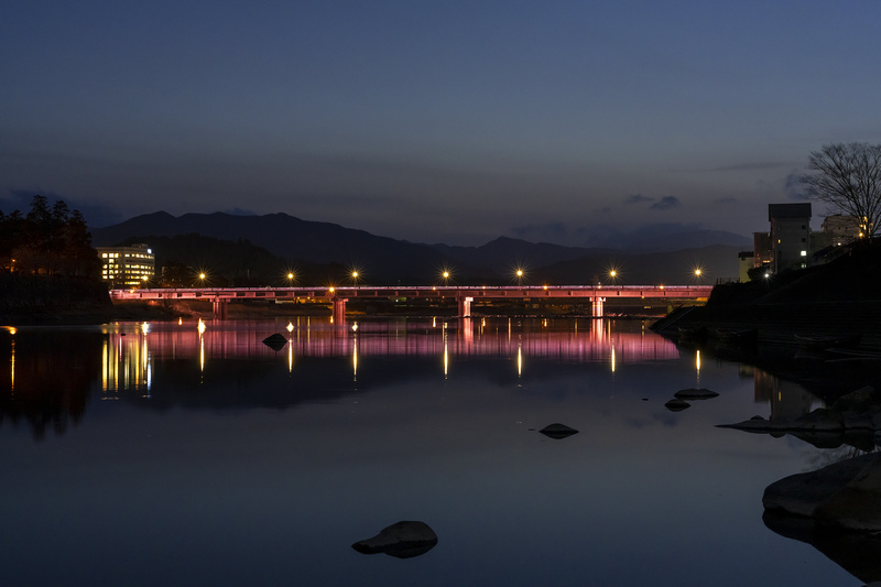 ピンクに点灯した水の手橋を遠くから撮影した写真